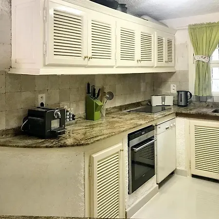 Charmante A Porto-vecchio Avec Vue Sur La Montagne. Villa