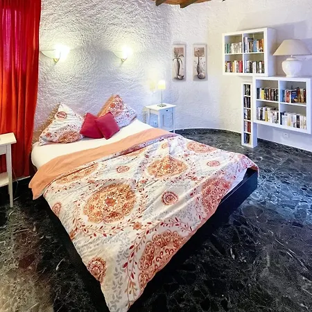 Villa Charmante A Porto-Vecchio Avec Vue Sur La Montagne. * Porto-Vecchio (Corsica)