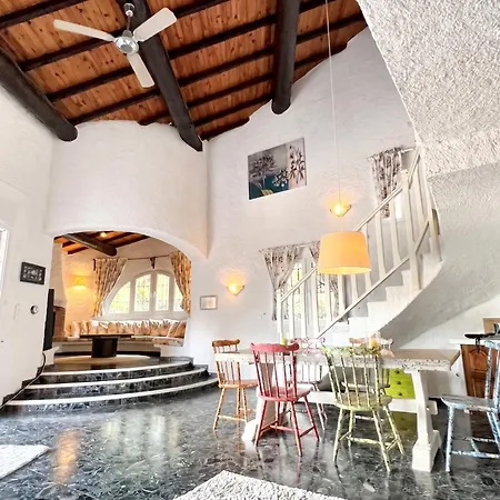 Villa Charmante A Porto-Vecchio Avec Vue Sur La Montagne. Villa Porto-Vecchio (Corsica)