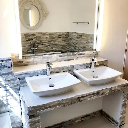 Villa Charmante A Porto-Vecchio Avec Vue Sur La Montagne. Villa Porto-Vecchio (Corsica)